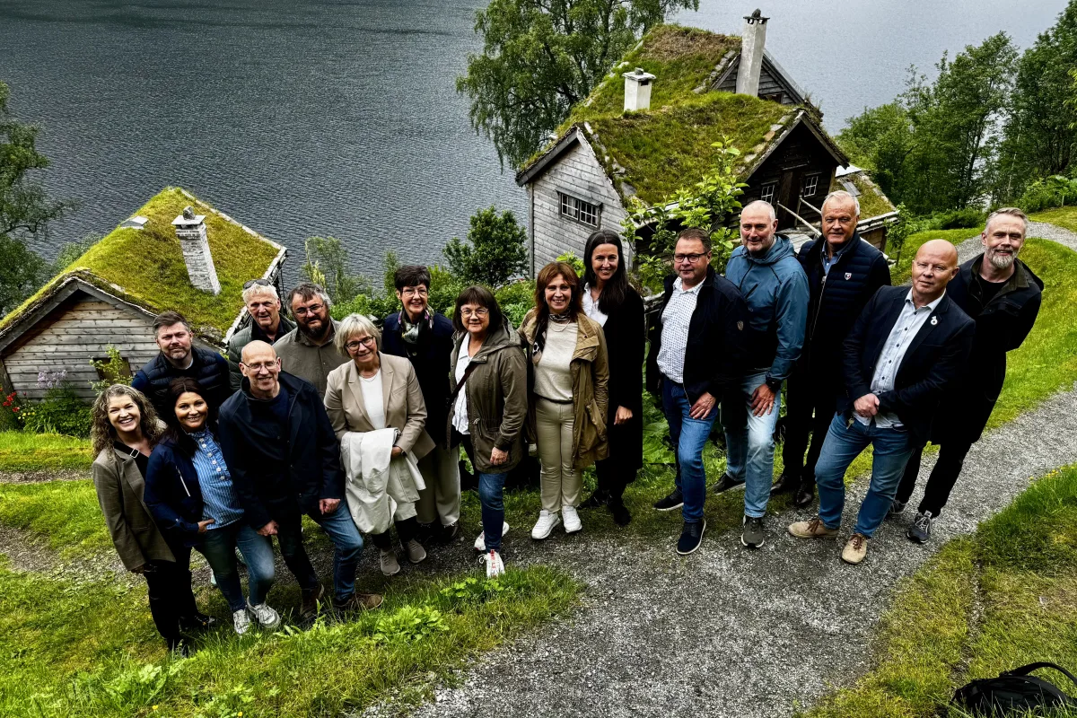 Regionrådet i Fjordane er samla i Astruptunet i Jølster.